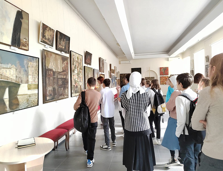 Школьники на выставке в Астраханском художественном училище