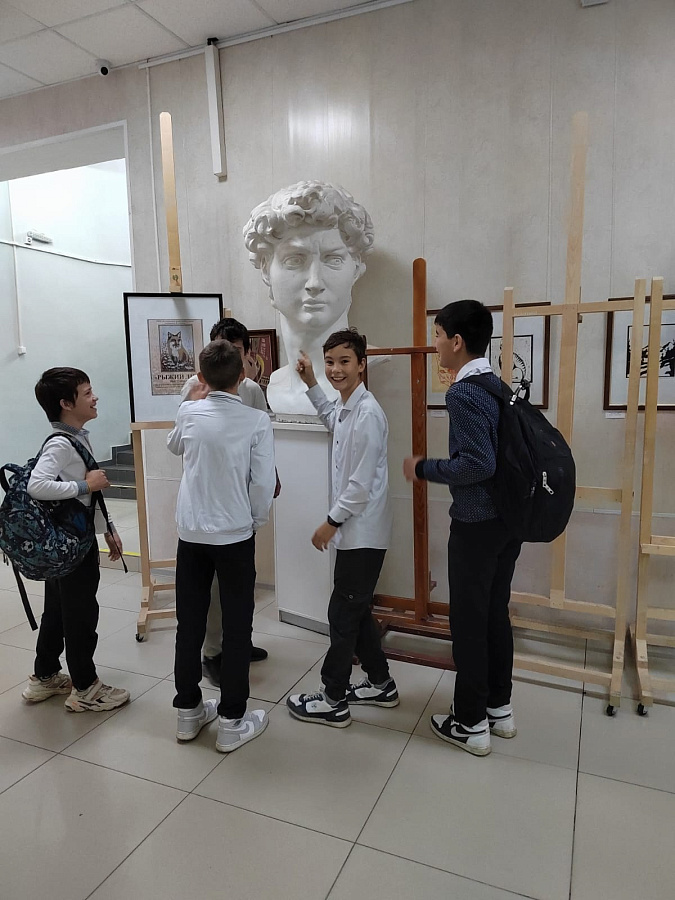 Школьники на выставке в Астраханском художественном училище
