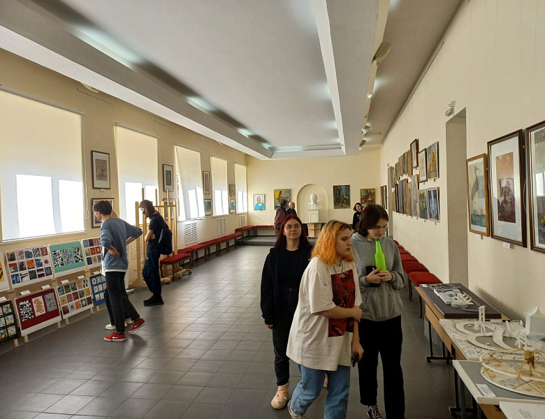 Состоялось открытие выставки учебно-творческих работ по итогам зимней экзаменационной сессии 2021-2022 учебного года.