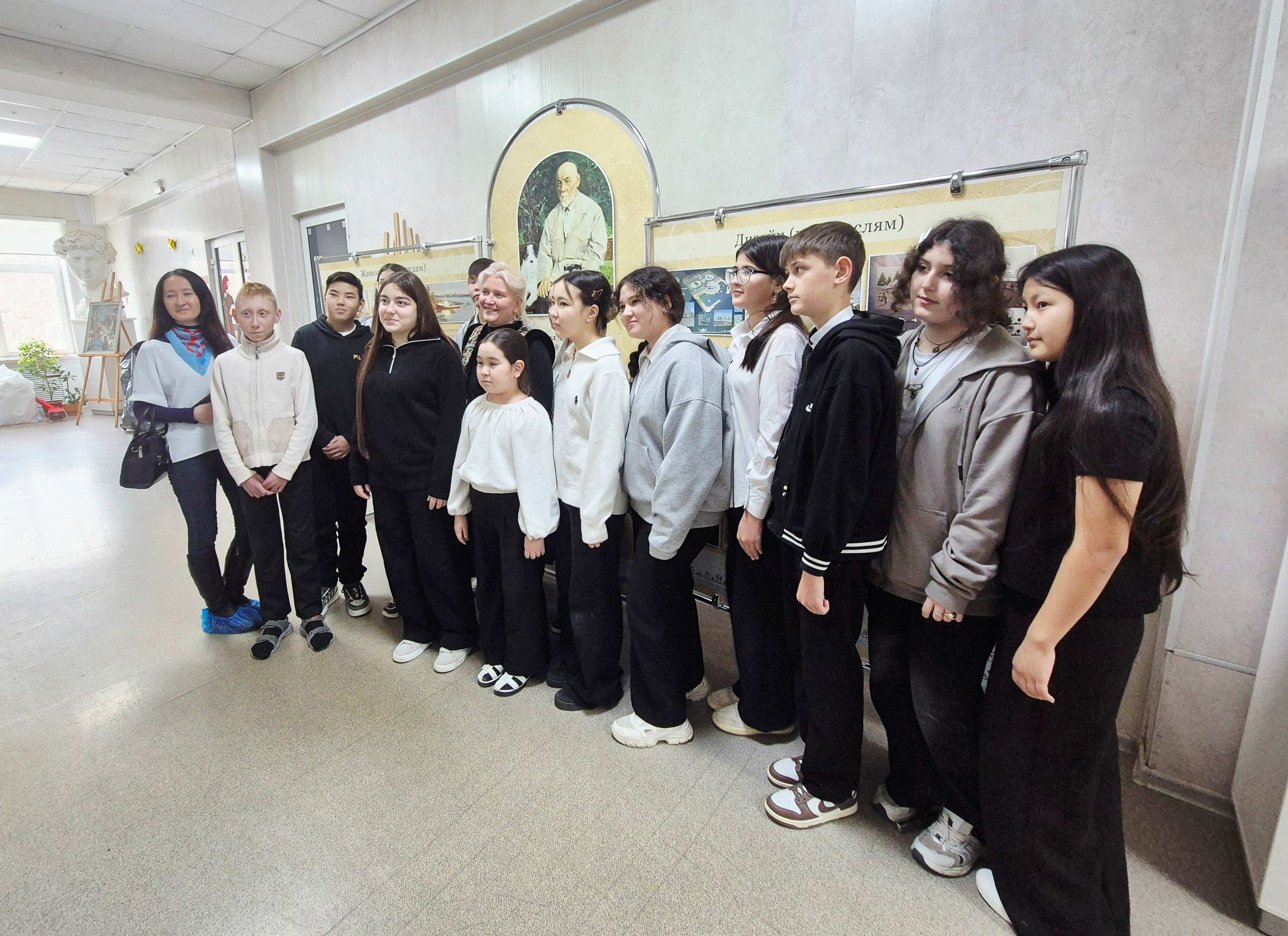 В Астраханском художественном училище имени П.А. Власова состоялась профориентационная экскурсия для школьников